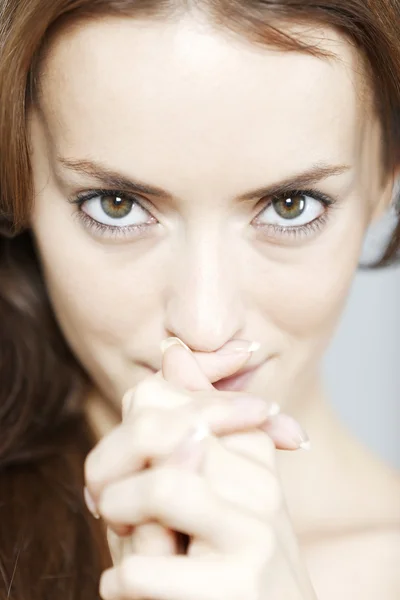 Mujer en pose estilo belleza — Foto de Stock