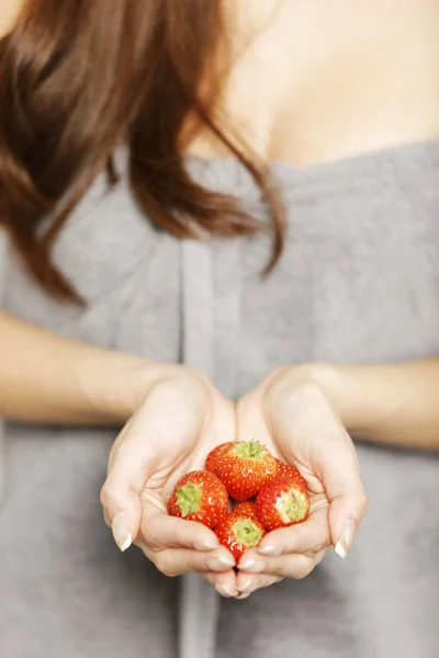 Hands holding strawberries — Stock Photo, Image