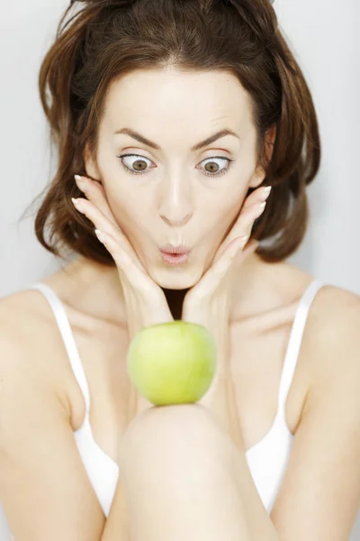 Frau mit frischem Apfel — Stockfoto