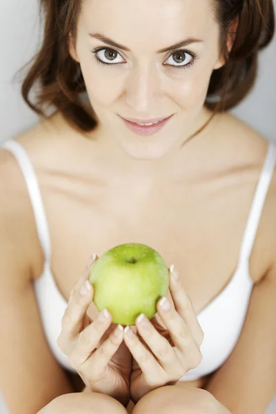 Žena s čerstvým apple — Stock fotografie