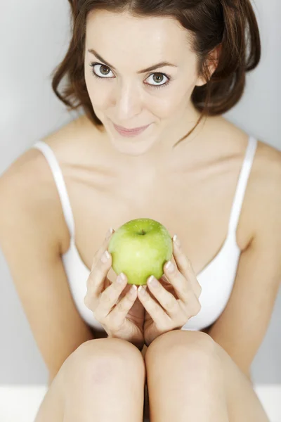 Frau mit frischem Apfel — Stockfoto