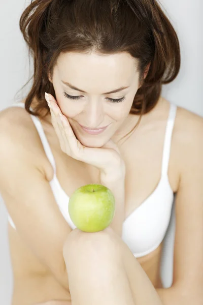 ताजे सफरचंद असलेली स्त्री — स्टॉक फोटो, इमेज