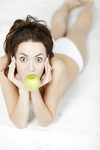 Vrouw met verse apple — Stockfoto