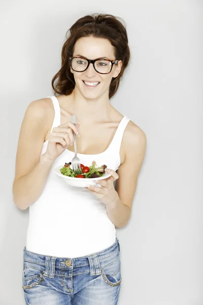 Mujer comiendo ensalada fresca — Foto de Stock