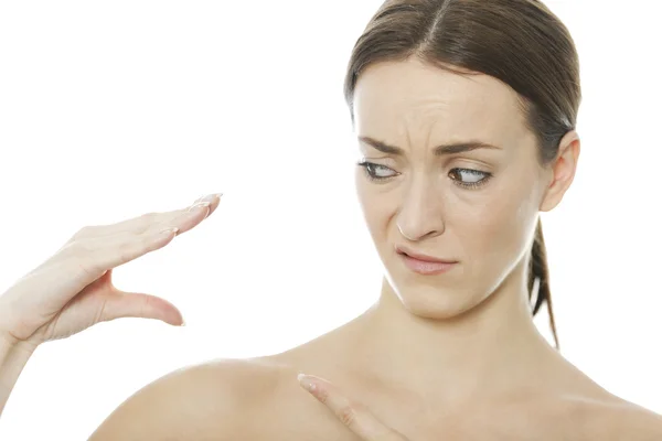 Elini bir kukla kullanan kadın