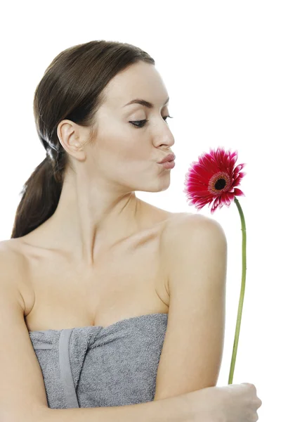 Mujer sosteniendo flor roja —  Fotos de Stock