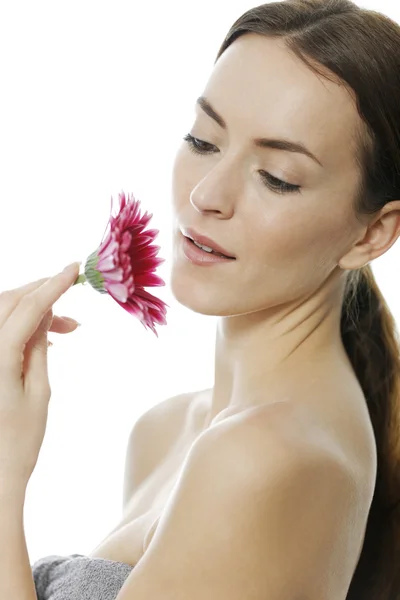 Mujer sosteniendo flor roja — Foto de Stock