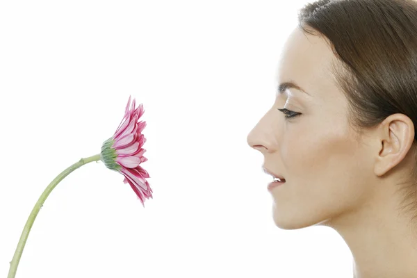 Mujer sosteniendo flor roja —  Fotos de Stock