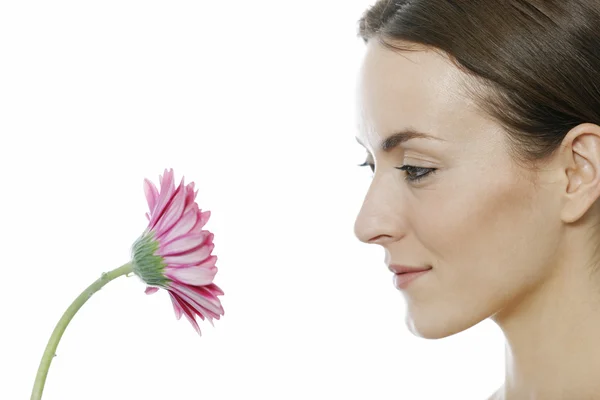 Mujer sosteniendo flor roja — Foto de Stock