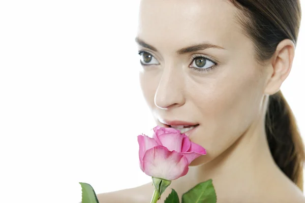 Frau hält rosa Rose in der Hand — Stockfoto