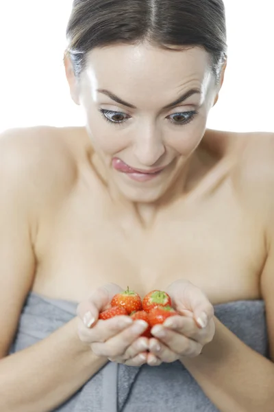 女人拿着一束草莓 — 图库照片