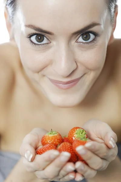 Frau hält einen Bund Erdbeeren in der Hand — Stockfoto