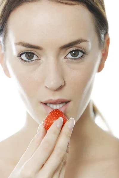 Mulher desfrutando de um morango fresco — Fotografia de Stock