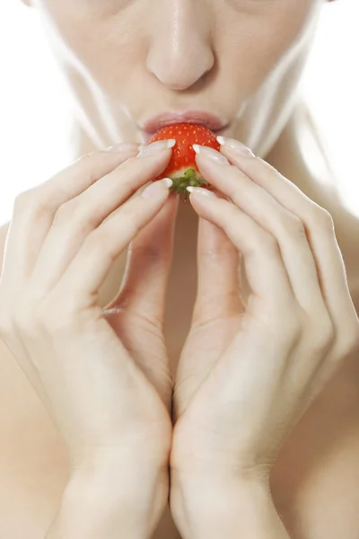 Femme dégustant une fraise fraîche — Photo