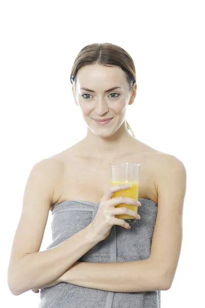 Kobieta trzymająca szklankę soku pomarańczowego — Zdjęcie stockowe