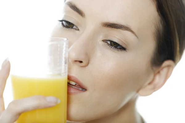 Mulher segurando um copo de suco de laranja — Fotografia de Stock