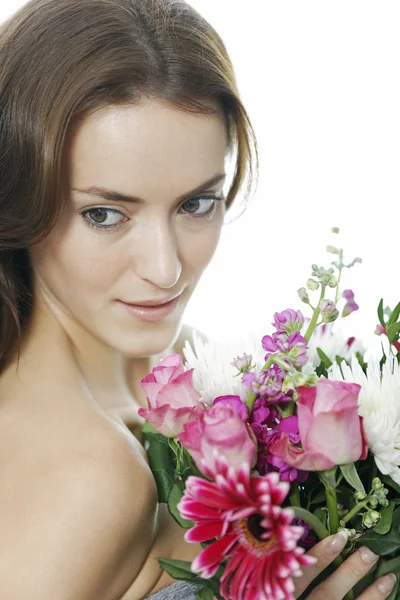 Femme tenant un bouquet de fleurs — Photo