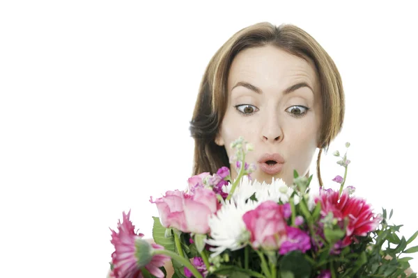 Mulher segurando um buquê de flores — Fotografia de Stock