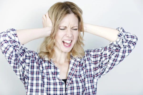 Frau sieht gequält aus — Stockfoto