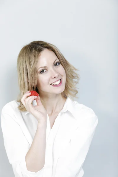 Woman eating fresh strawberries — Stock Photo, Image