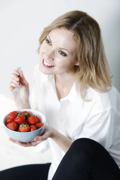 Femme mangeant des fraises fraîches — Photo