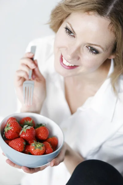 Frau isst frische Erdbeeren — Stockfoto