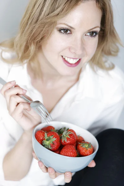 Frau isst frische Erdbeeren — Stockfoto