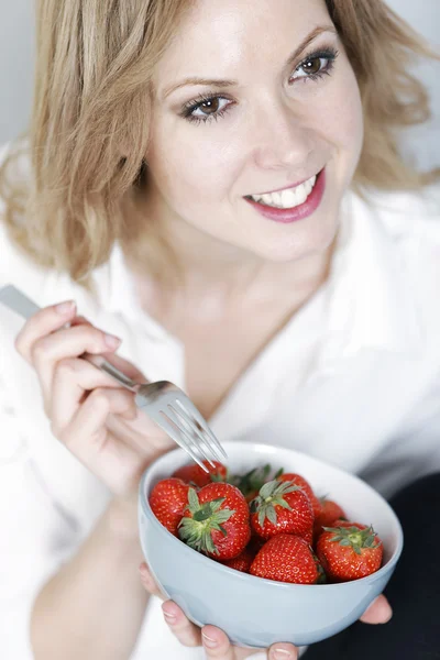 Mujer comiendo fresas frescas — Foto de Stock