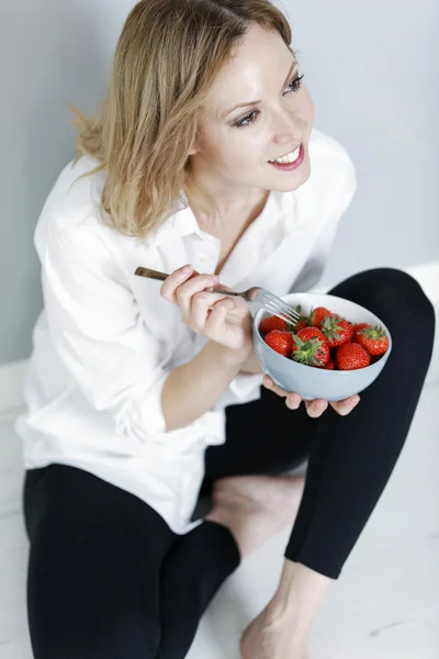 Vrouw eten van verse aardbeien — Stockfoto