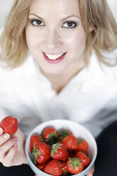 Frau isst frische Erdbeeren — Stockfoto