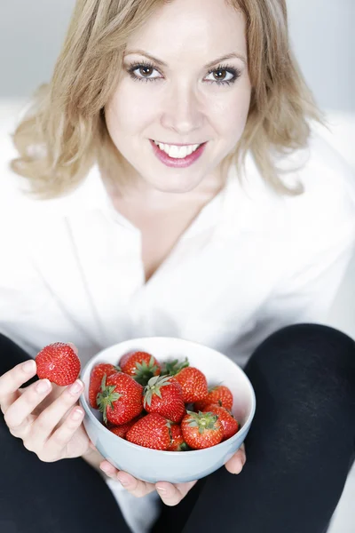 Frau isst frische Erdbeeren — Stockfoto