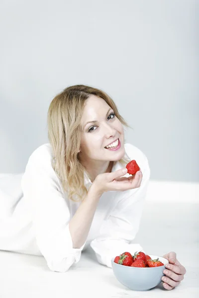 Donna che mangia fragole fresche — Foto Stock