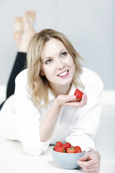 Donna che mangia fragole fresche — Foto Stock