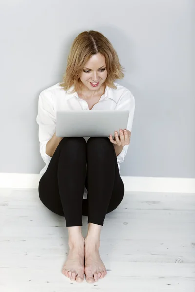 Woman using a laptop computer — Stock Photo, Image