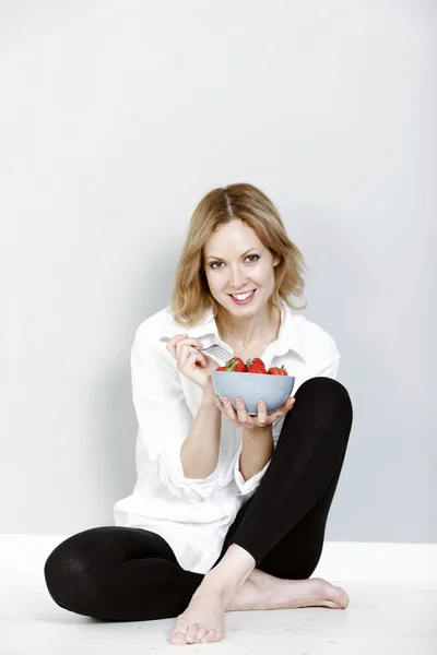 Woman eating fresh strawberries — Stock Photo, Image