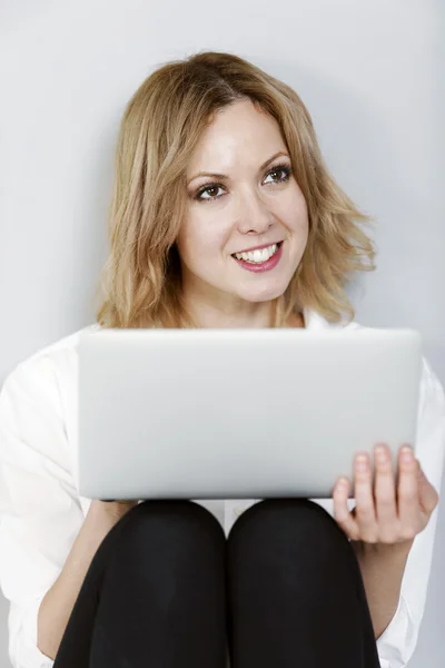 Frau benutzt Laptop — Stockfoto