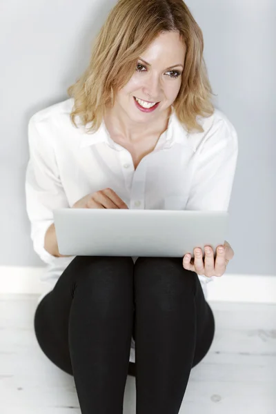 Woman using a laptop computer — Stock Photo, Image