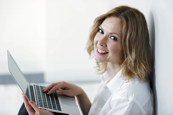 Woman using a laptop computer — Stock Photo, Image