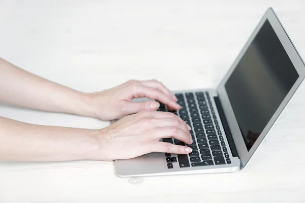 Kvinna med modern laptop — Stockfoto