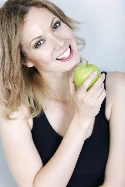 Vrouw die een appel eet — Stockfoto