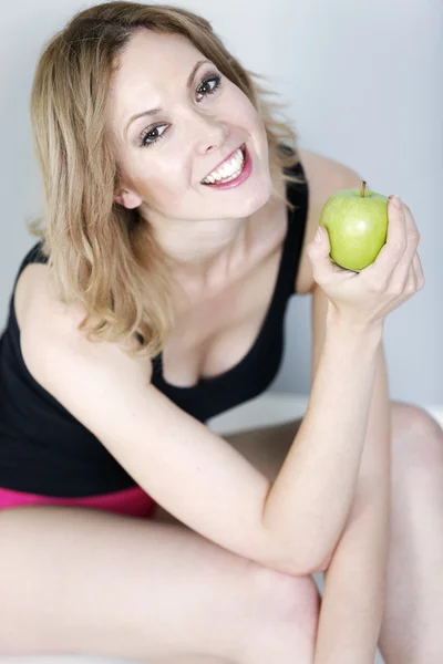 Mujer comiendo una manzana —  Fotos de Stock