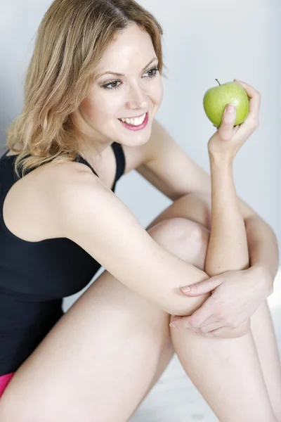 Vrouw die een appel eet — Stockfoto