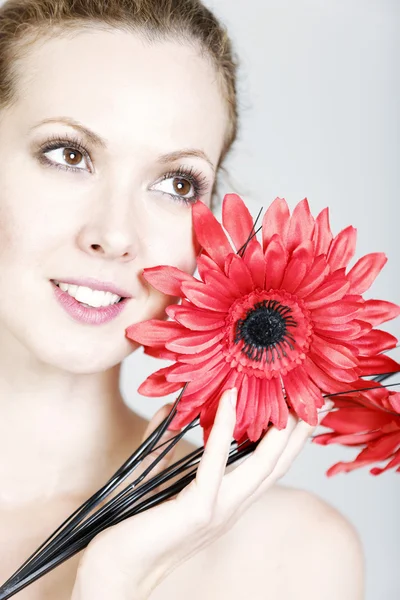 Femme tenant des fleurs rouges — Photo