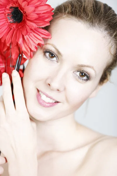 Mujer sosteniendo flores rojas — Foto de Stock