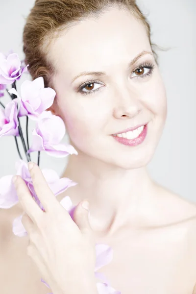Donna che sorregge i Orchids — Foto Stock