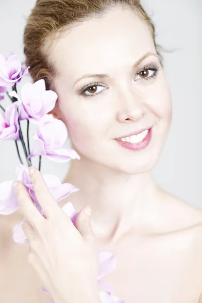 Mujer sosteniendo orquídeas — Foto de Stock