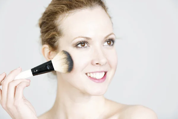 Kobieta stosująca makijaż — Zdjęcie stockowe