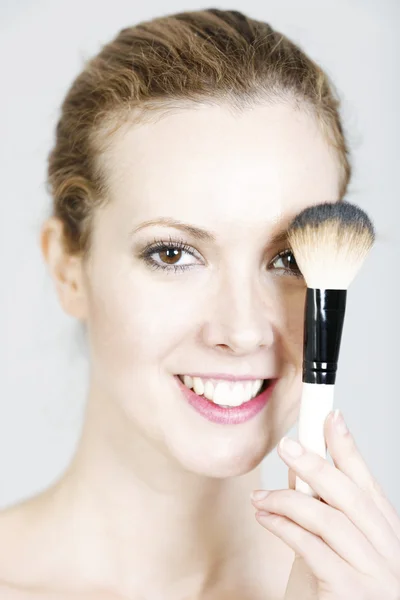 Vrouw die make-up aanbrengt — Stockfoto