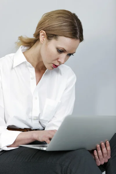 Mujer de negocios en su portátil — Foto de Stock