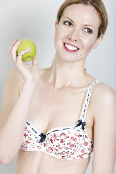 Kvinnan njuter äpple — Stockfoto